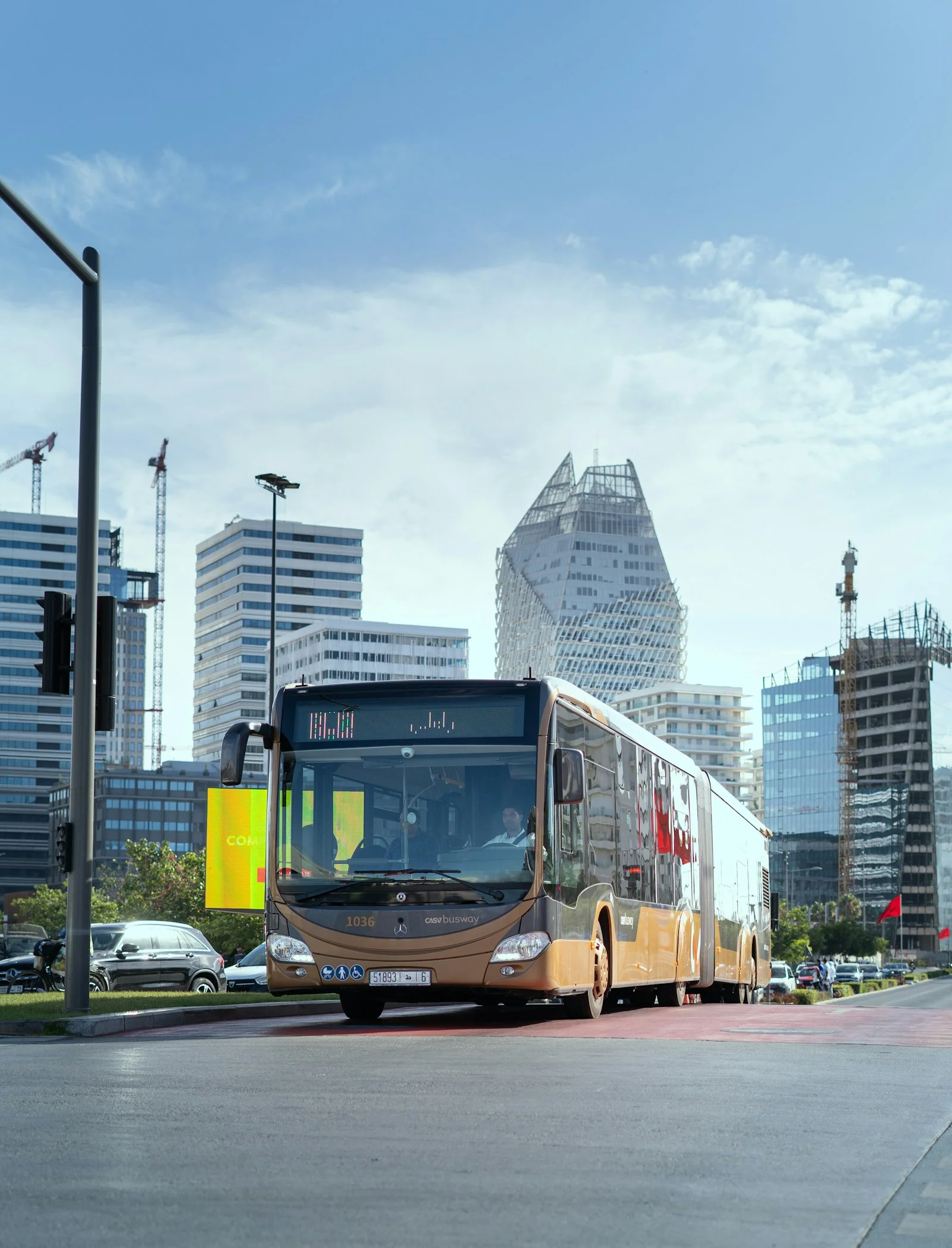 Bus et immeubles à Anfa, Casablanca — photo d’illustration
